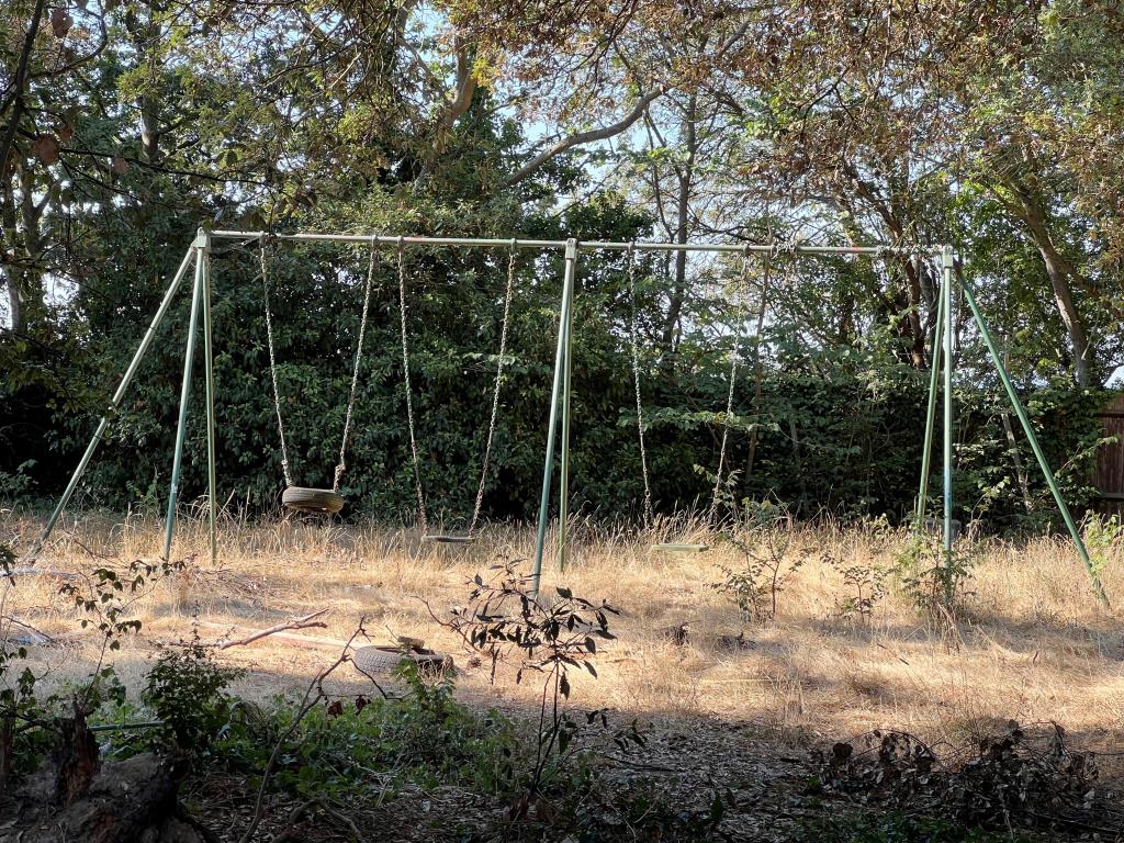 Lot: 154 - FREEHOLD DEVELOPMENT OPPORTUNITY ON A PLOT OF APPROXIMATELY 1.6 ACRES -